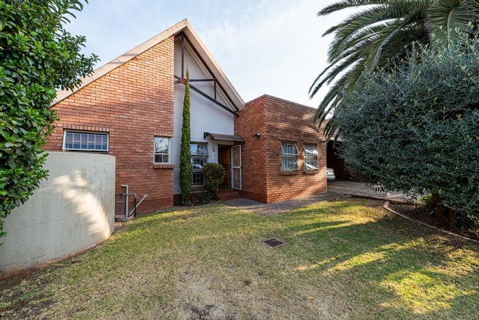 Eldoraigne Townhouse For Sale: Open plan living, private garden, garage, and carport.