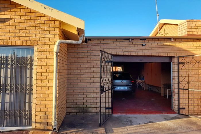 Dundee Central House For Sale: 4 bedrooms, granny flat, security features, ample parking.