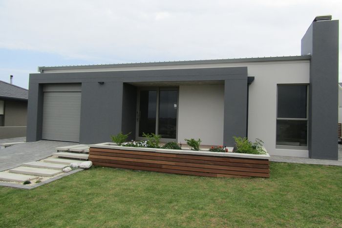 Oubaai House For Sale: 4 beds, pool, indoor braai, golf estate access.