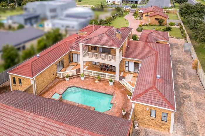 For Sale: House in Vierlanden with 3 dwellings, pool, and ample garages.