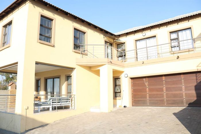 Carlswald House To Rent: 4 en-suite bedrooms, clubhouse, pool, security features.