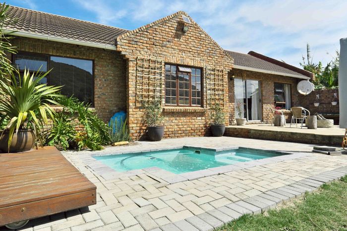 House for Sale in Amsterdamhoek: 3 beds, splash pool, outdoor entertainment space.