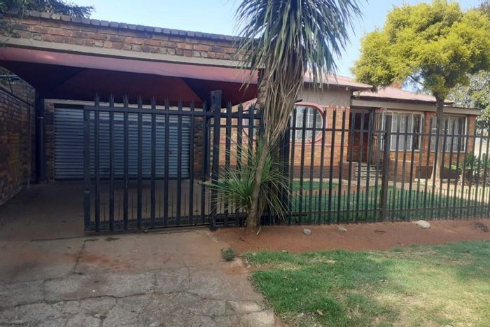 For Sale: House in Brakpan Central with 3 bedrooms, flatlets, and large yard.