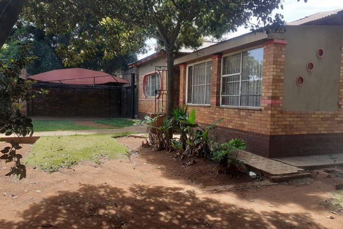 For Sale: House in Brakpan Central with 3 bedrooms, flatlets, and large yard.