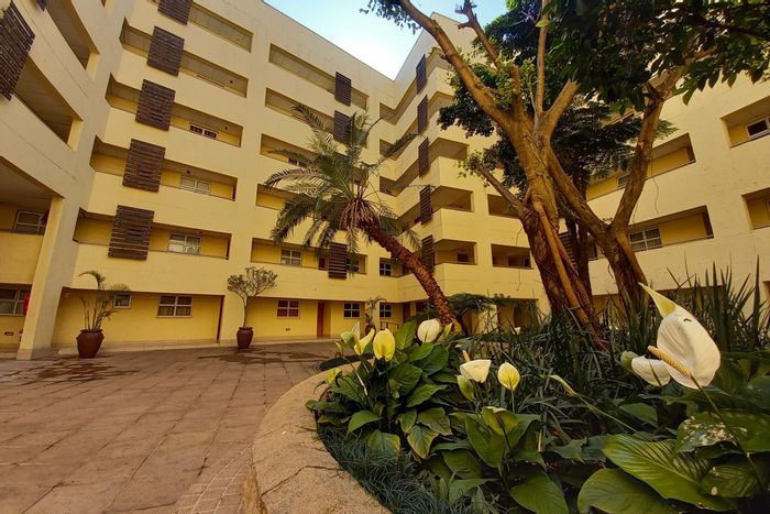 Umhlanga Ridge Apartment To Rent: 24-hour security, balcony, near Gateway Shopping.