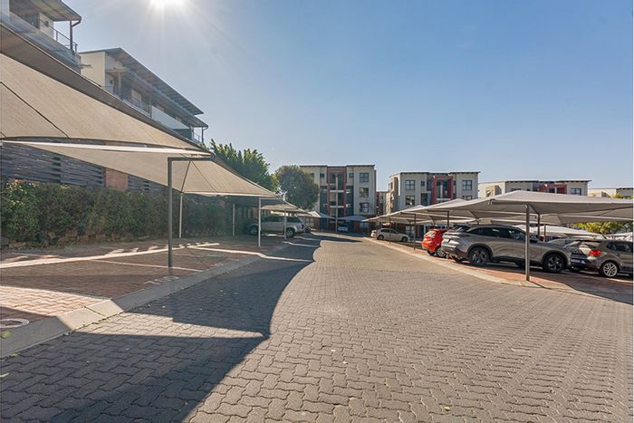 Fourways Apartment To Rent: 3 beds, private garden, gym, lifestyle center, restaurant.