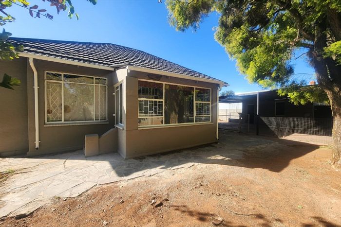 Three Bedroom House for Sale in Brakpan Central with Two Flatlets and Carport.