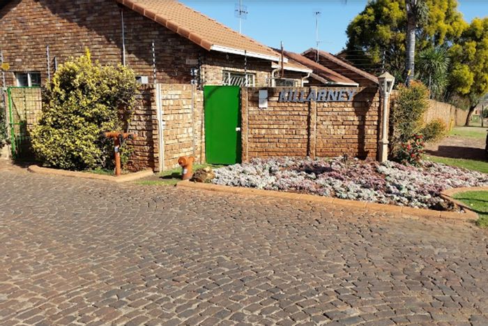 Eldoraigne Townhouse For Sale: 3 bedrooms, garden, braai area, secure parking.