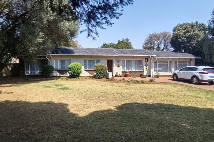 For Sale: House in Brackenhurst with pool, study, and expansive yard.