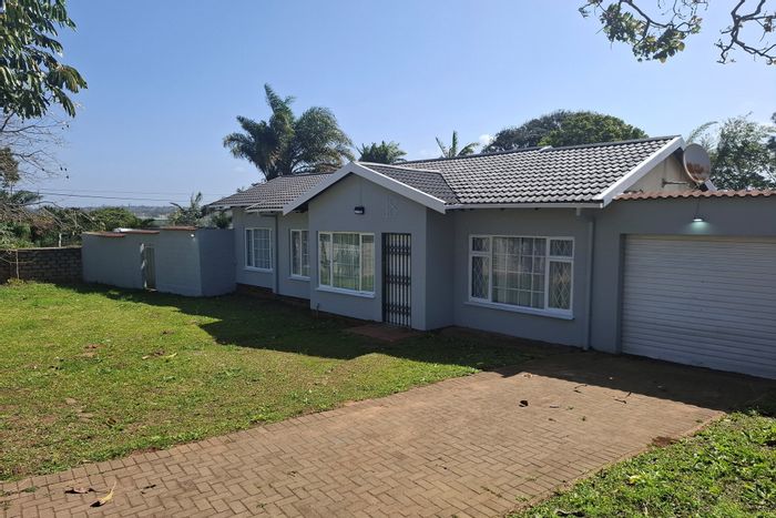 For Sale: House in Margate Central with pool, 3 beds, security, and parking.