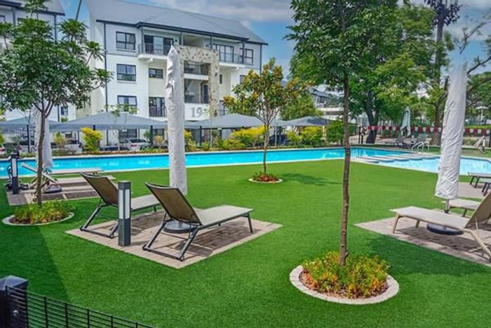 Kyalami Apartment To Rent: Gym, pool, cinema, and nearby shopping convenience.