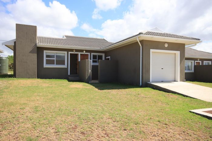 Kidds Beach Townhouse For Sale: 3 Bedrooms, River Walkways, Spacious Living Area.