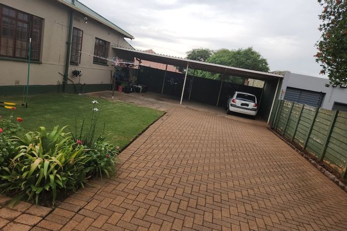 For Sale: Spacious 3-bed house in Brakpan Central with pool and flatlet.