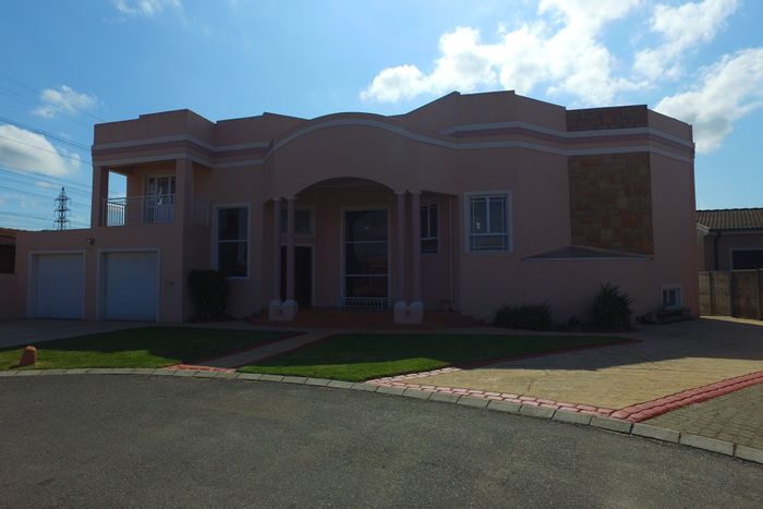 Rouxville House For Sale: 4 bedrooms, pool, garage, indoor braai, secure living.