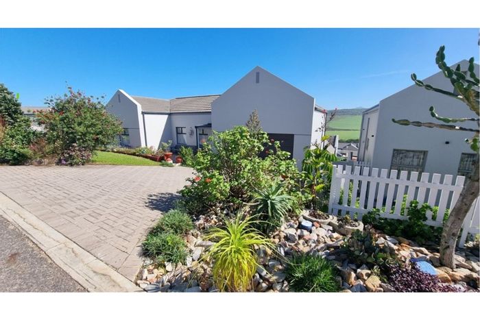 House for Sale in Reebok: 3 bedrooms, pet-friendly, double garage, Fynbos park access.