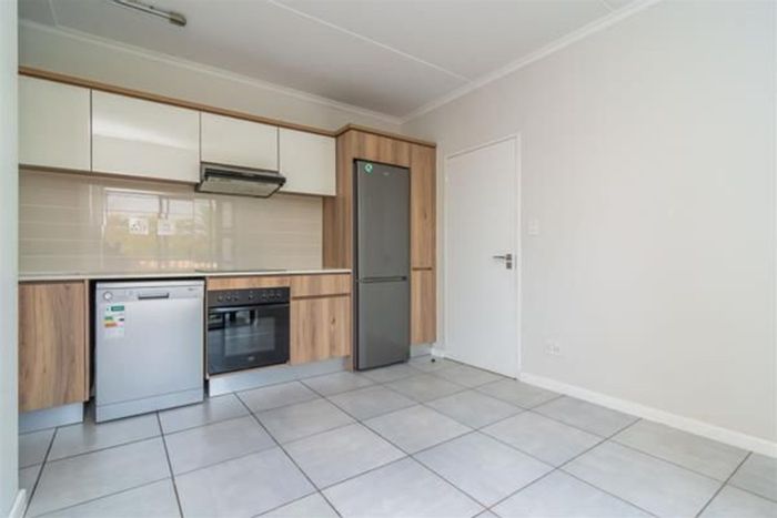 Kyalami Apartment To Rent: 1 Bed, pool, gym, squash court, and balcony access.