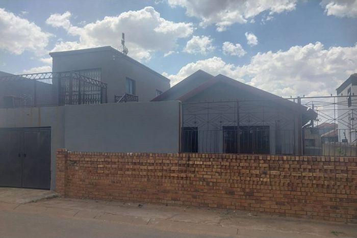 3-bedroom house in Protea Glen to rent, garage for 3 cars, near mall.