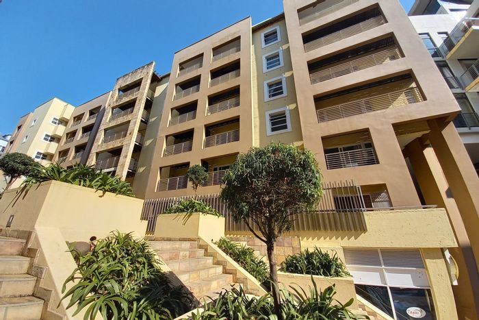 Umhlanga Ridge Apartment To Rent: Close to Gateway, 24-hour security, balcony, parking.