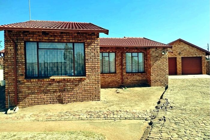 Dalpark Ext 11 House For Sale: 3 beds, garden, double garage, cottage.