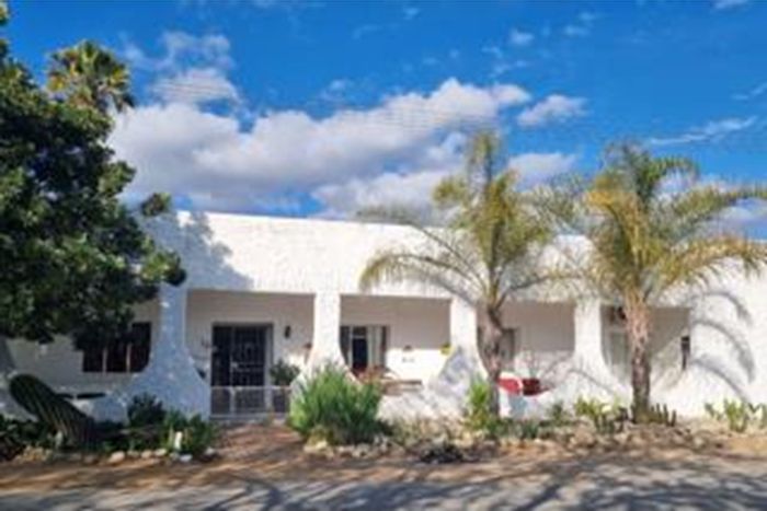 For Sale: House in Porterville Central with pool, flat, and ample parking.