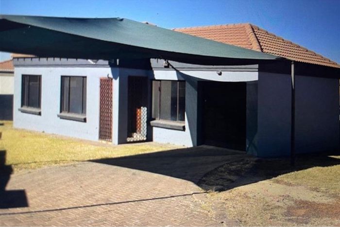 For Sale: House in Jackaroo Park with open plan living, 3 bedrooms, garden.