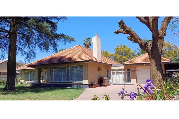 House for Sale in Jim Fouchepark: 3 beds, pool, spacious garden, investment potential.