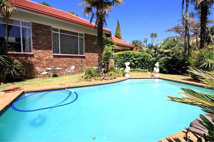 Zwartkop House For Sale: 4 bedrooms, pool, garden, secure community, pet-friendly.