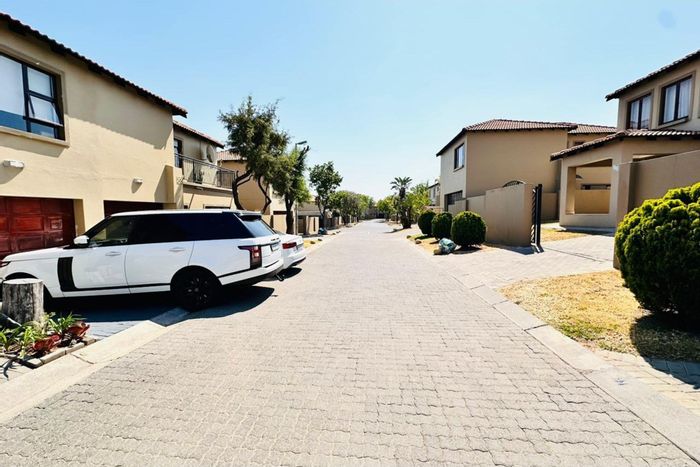 Kyalami Hills House For Sale: 3 beds, garden, 24/7 security, double garage.