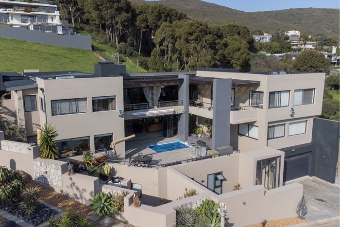 Baronetcy Estate House For Sale: Entertainer's paradise with pool, views, and flatlets.