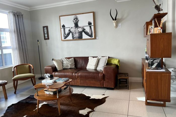 Bryanston Townhouse To Rent: 3 bedrooms, home office, bar, and double garage.