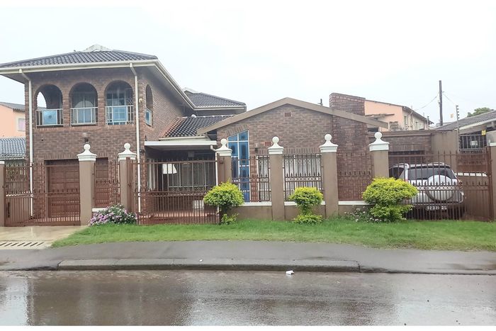 4-Bedroom Townhouse in Palmview For Sale: Courtyard, garage, close to amenities.