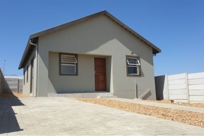 Dalvale House For Sale: 3 bedrooms, open plan living, solar panel, private yard.