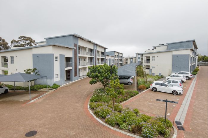 Langeberg Ridge Apartment For Sale: 24-hour security, outdoor patio, playpark access.