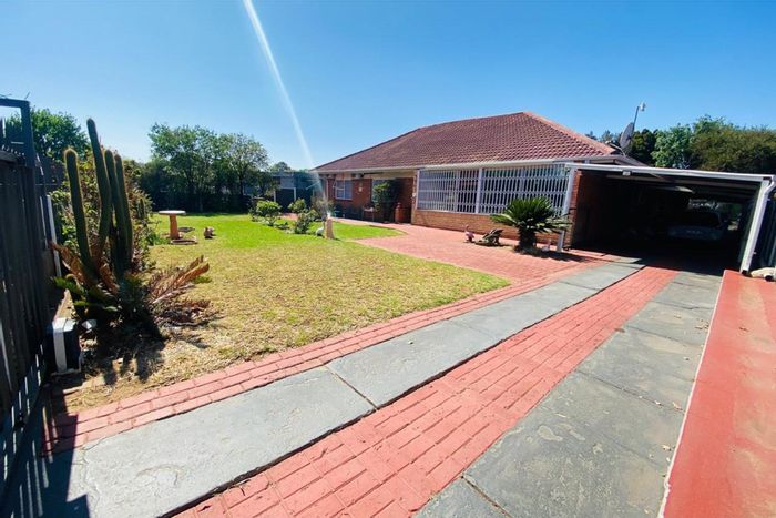 Vanderbijlpark Se House For Sale: 3 Bedrooms, secure parking, entertainment area, borehole.