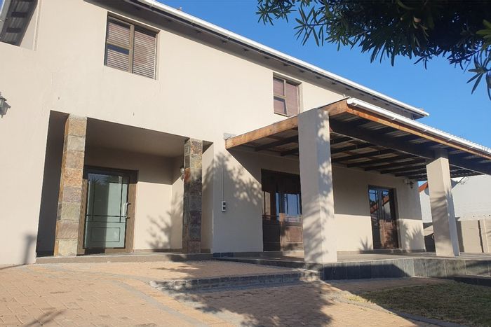 House for Sale in Milnerton Ridge: 4 Bedrooms, Pool, Gym, and Cottage.