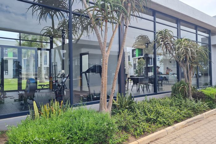 Ballito Central Apartment For Sale: 2 beds, pool, gym, pet-friendly, secure access.