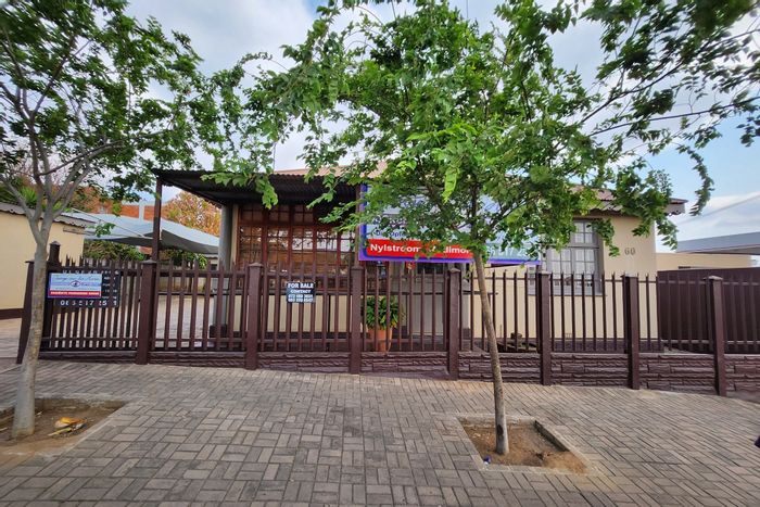 For Sale: Office in Modimolle Central with business rights and ample storage.