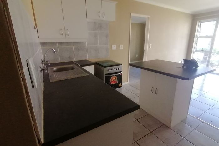 Ground floor apartment in Pinelands, near pool, gym, and play area. To Rent.