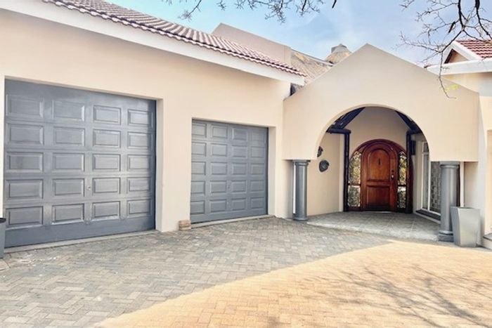 House for Sale in Bonaero Park: 3 beds, pool, cottage, double garage.