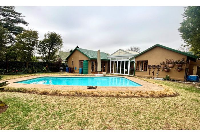 Vaalpark House For Sale: 3 beds, pool, garage, security, near amenities.