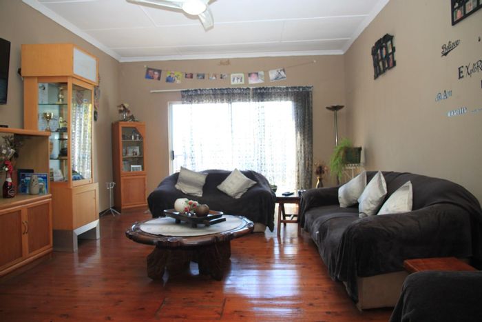 Rosemount House For Sale: 3 bedrooms, flatlet, pool, business rights, ample parking.