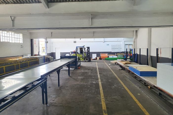 2400m2 Industrial Warehouse To Rent in Schauderville with secure yard and offices.