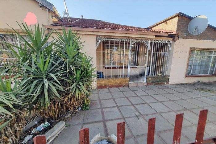 For Sale: House in Brakpan Central with 4 bedrooms, outside rooms, and carport.