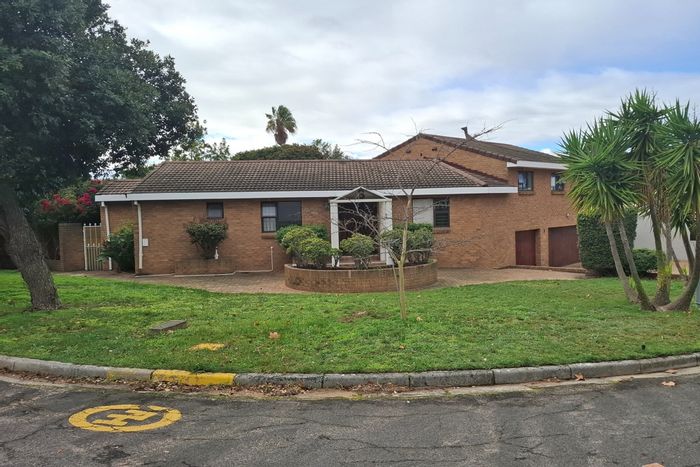 Ridgeworth House For Sale: 4 Bedrooms, spacious garden, 3 garages, close to schools.