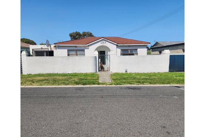 Brooklyn House For Sale: Three bedrooms, garage, spacious backyard, potential for development.