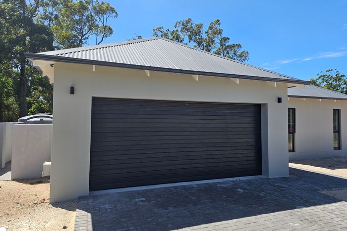 For Sale: House in Wedgewood Golf Estate with garden, garage, and mountain views.