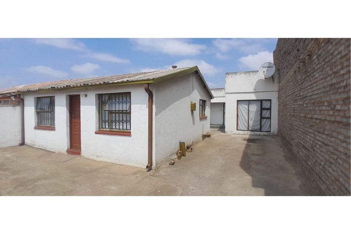 Emdeni House For Sale: 2 bedrooms, outside rooms, jacuzzi, secure yard.