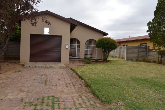 For Sale: House in Randlespark with open plan living, renovated kitchen, and secure garden.