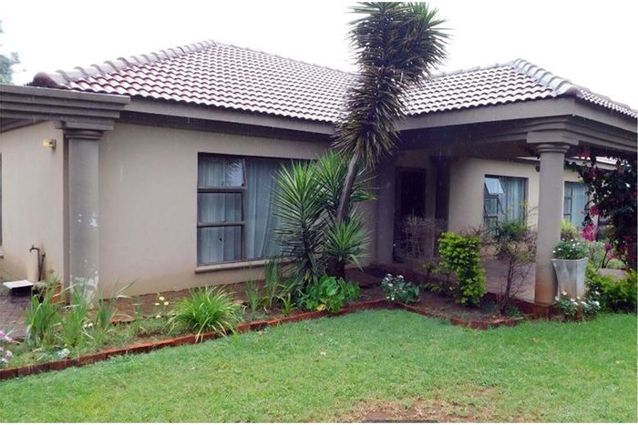 For Sale: Spacious Clubview house with pool, garden, and ample parking.