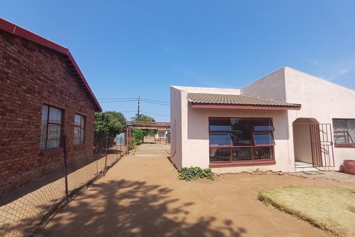 3-bedroom house for sale in Lethlabile, near shopping and schools.